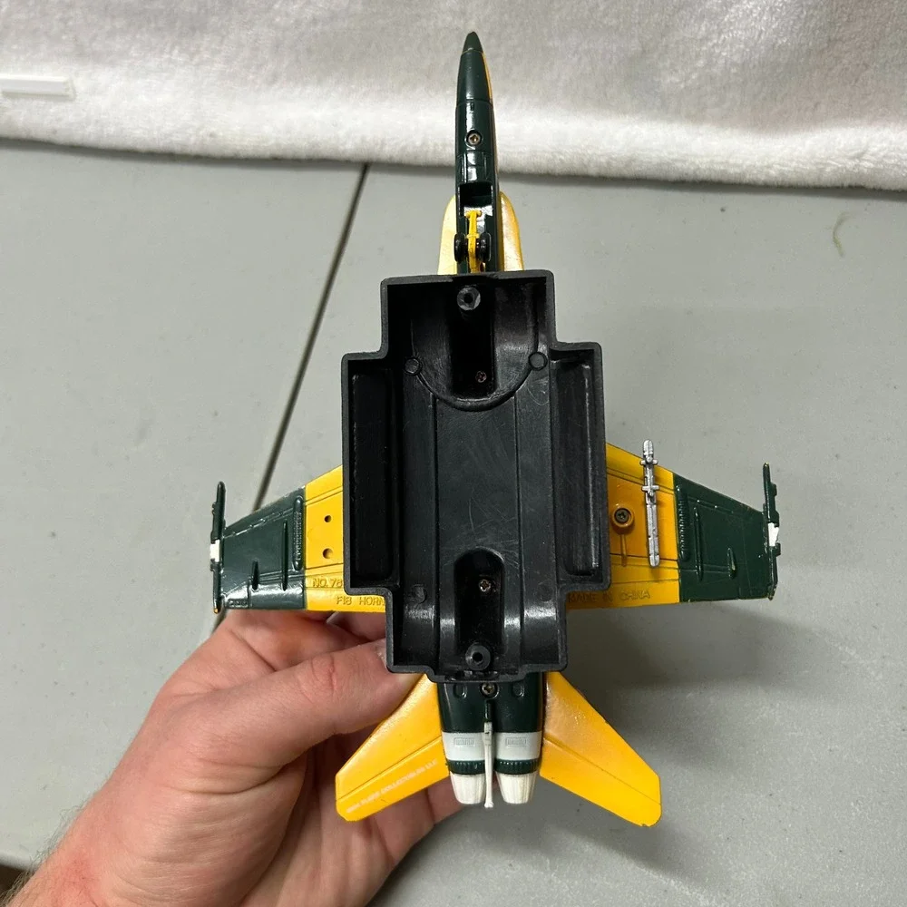 Fleer Greenbay Packers 1:72 F/A 18 Hornet of 1086 Limited Edition Fighter Jet